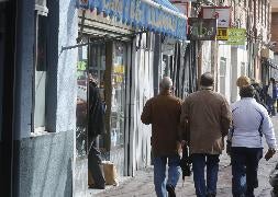Negocios de la calle Pelícano, en Pajarillos. / G. Villamil