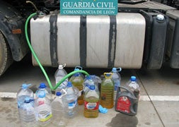 Instante en el que el joven detenido traspasaba gasoil de un camión a bidones