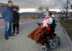 Malena sonríe a sus padres, Raúl y Loli, en Arrabal de Portillo. / G. Villamil