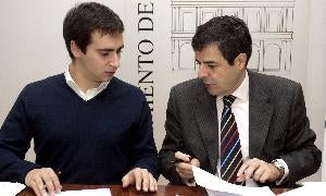 El concejal de Juventud, Miguel Alonso junto al director general de Cerveceros de España, Jacobo Olalla / ICAL