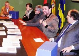 Los responsables de las instituciones organizadoras, durante la recepción de los proyectos. / M. A. L.