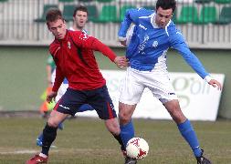 Morales pugna con un jugador del Real Ávila. / Antonio de Torre