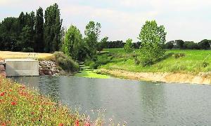Azud de Carracuéllar en el curso del río Pirón, a su paso por la localidad de Íscar . :: C. C.