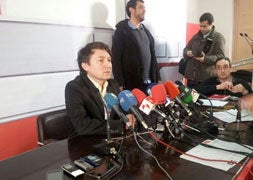 Samuel Folgueral atiende a los medios. / El Norte