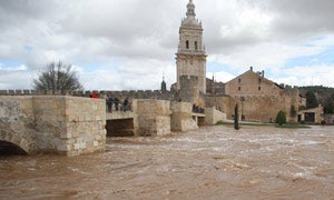 El Ucero inunda bajos y garajes en El Burgo de Osma y el Duero, en San Esteban de Gormaz