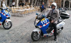 El alcalde de Segovia, Pedro Arahuetes, prueba una de las motos eléctricas. / EL NORTE