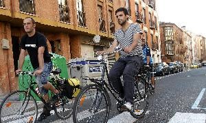 Un grupo de tres ciclistas circula sin casco por las calles de Valladolid. / A. QUINTERO