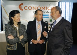 Blanca Montero, subdirectora general de Banco Sabadell; el psiquiatra y profesor Enrique Rojas y el alcalde de Valladolid, Javier León de la Riva. / G. Villamil.