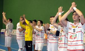 Los jugadores del Nava aplauden a su afición. / F. de la Calle