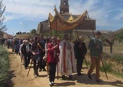 Traslado de la espina hacia los campos para su bendición. / L. Sancho