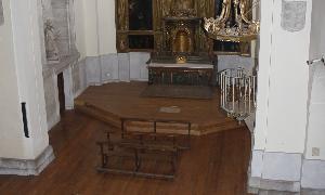 Juan de Juni está enterrado bajo el escudo de la derecha. / R. G.