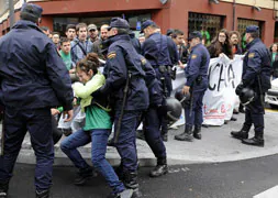 Varios manifestantes se concentraron en la calle Felipe II, junto a la Jefatura Superior de Policía de Castilla y León / R. Otazo