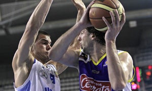 Urko Otegui busca el pase ante Llorca / Álex Domínguez
