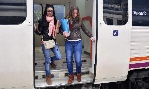 Dos jóvenes descienden de un tren procedente de Medina del Campo. FRAN JIMENEZ