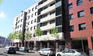 El perímetro del edificio de Villa de Prado está protegido por un vallado. / H. SASTRE