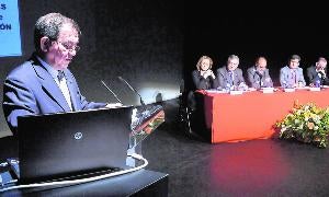 Lorenzo Campo (Arva) se dirige a las autoridades –Rosa Hernández, Artemio Domínguez, Francisco Javier León de la Riva, Eduardo Cabanillas y Julián Rodríguez (Arva)– y al auditorio del Teatro Zorrilla. / Fran Jiménez