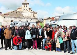 asistentes a la inauguración del área de servicio de autocaravanas en Baltanás. Luis Antonio Curiel