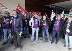 Responsables del sector ferroviario y de la Federación de Servicios a la Ciudadanía de CCOO se concentran en la estación de Adif./ Ical