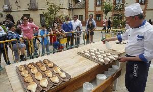Un panadero del Cetece prepara unos bollos. / ANTONIO QUINTERO
