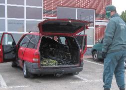 Un agente custodia el vehículo en el que fue localizado el cobre. / El Norte
