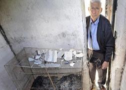 Agustín Pérez muestra el gallinero incendiado en su finca. / Fran Jiménez