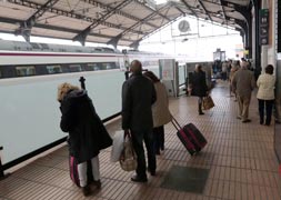 Pasajeros en la estación Campo Grande de Valladolid./ H. Sastre