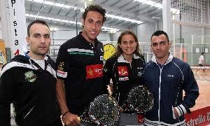 Fernando Poggi y Ceci Reiter (en el centro), junto a los responsables de Padelzone. / Antonio Tanarro