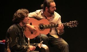 José Luis Guitérrez extrae su música de una sartén en el Principal. / Merche de la fuente