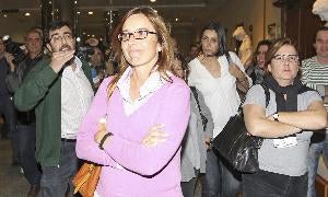 Un grupo de pasajeros vallisoletanos increpan a dos controladoras de Aena, en un hotel donde se reunían en 2010. EL NORTE