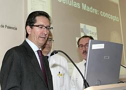 El doctor San Miguel, en una conferencia en el Hospital Río Carrión de Palencia. EL NORTE