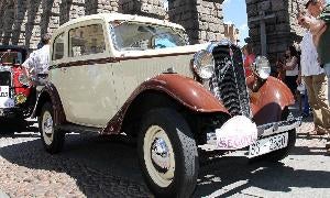 Un Fiat Balilla de 1936, en la cuarta concentración de clásicos, junto al Acueducto. / ANTONIO TANARRO