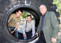 Enrique de la Ossa, Manuel de la Ossa y José Antonio Pérez posan en las instalaciones de Michelin./ Henar Sastre
