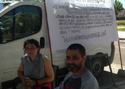 Ángel Navarro y Pilar Herrero, durante su huelga de hambre a las puertas de la Junta en Valladolid. / S. Andrino