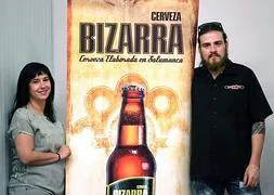 Arantxa Nuin y Raul Martín, elaboradores artesanos de la cerveza Bizarra, en su fábrica de Salamanca./ Ical - Jesús Formigo