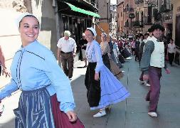 Un grupo de bailarines, durante el pasacalles por la Calle Real. / ANTONIO DE TORRE