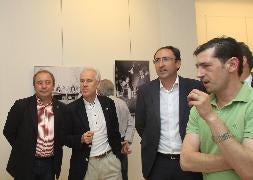 Jesús Tapia, Luis Domingo González, Alfonso Polanco y Juan José Ruano, durante la inauguración de la muestra. / Merche de la Fuente