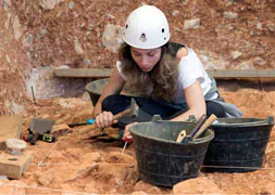 Una joven trabaja en la zona de la Gran Dolina en los yacimientos de Atapuerca. / R. Ordóñez