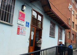 Gente a la entrada del consultorio médico de Tremor de Arriba. / C.Sánchez-Ical