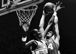 Manute Bol (i) defiende a Charles Barkley (d) / Bil Smith (AP)