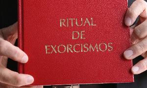 El presbiterio exorcista autorizado por la Diócesos de Valladolid muestra el ritual de exorcismos. / E. Margareto-Ical