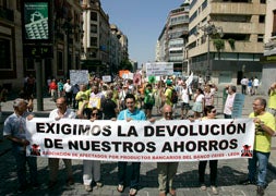 Manifestación en León de los afectados por las preferentes de CyL y Asturias. / Carlos Campillo-Ical