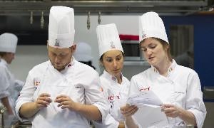 Los cocineros de escuelas internacionales en la EIC de Valladolid. El Norte
