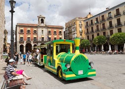 El tren turístico recorre los rincones más emblemáticos de la capital zamorana. / J. L. Leal-Ical