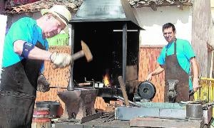 Los herreros forjan el metal en la fragua en el mercado / ANTONIO QUINTERO
