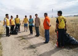 Visita de los concejales Paloma Maroto y Andrés Torquemada a uno de los grupos de mormones que están adecentando La Albuera. / El Norte