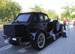 El 'Black Spider' aparcado a la puerta de un hotel de Valladolid./ Eduardo Margareto-Ical