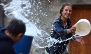El río Meruelo inunda las calles de Molinaseca en la popular Fiesta del Agua