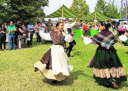 Los miembros del grupo 'Jorge Manrique' bailan al son de la música tradicional. / Merche de la Fuente