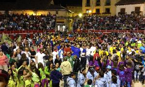 Los peñistas dan la bienvenida a las fiestas de Riaza, la noche del sábado. / EL NORTE