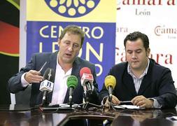 El director general de Proconsi, Tomás Castro, y el presidente de la Asociación León Gótico, Juan Hernández. / Carlos S. Campillo